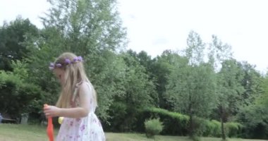 Kız çocuk ve anne bir piknik