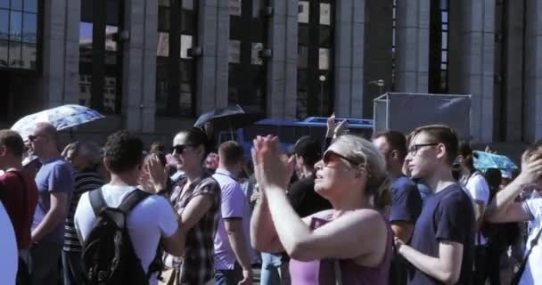 De demonstranten zijn zingen We zijn niet bang en juich — Stockvideo