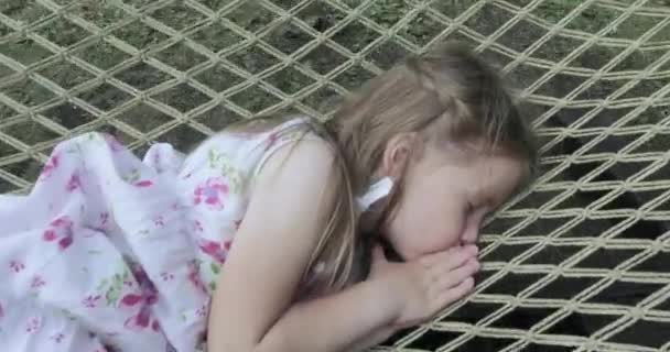 Ragazza bambino su un'amaca — Video Stock