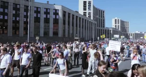 Para pengunjuk rasa bernyanyi Rusia akan bebas — Stok Video
