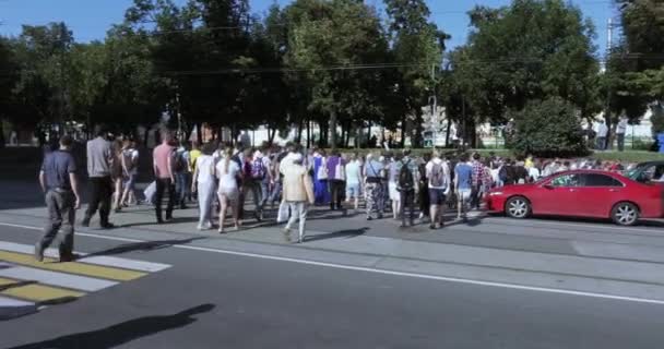 Pejalan kaki menyeberang setelah sebuah rally yang diizinkan — Stok Video