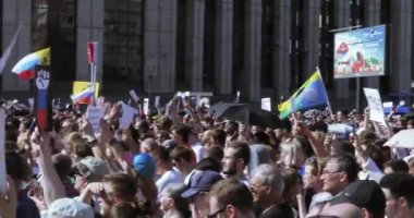 Protestocular taharet zikretmek