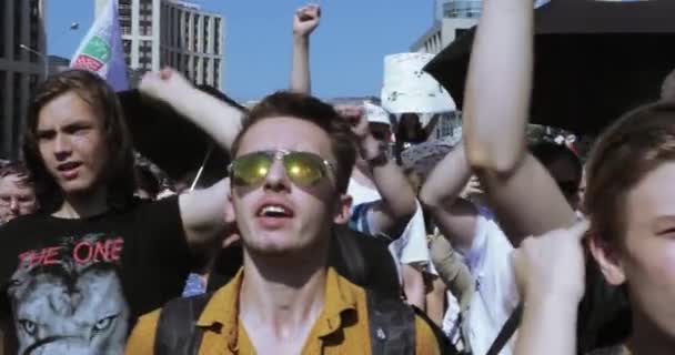 De demonstranten zijn chanting geen hervorming van het pensioenstelsel en Poetin is een dief — Stockvideo