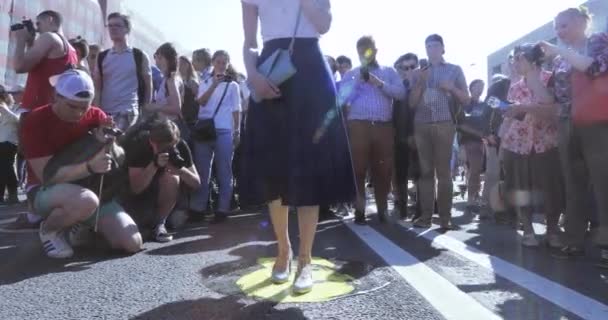 Manifestantes pisotean retrato de Putins — Vídeos de Stock