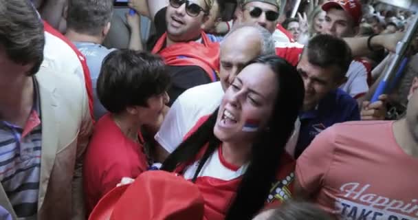 セルビアのメトロのフットボールのファン — ストック動画