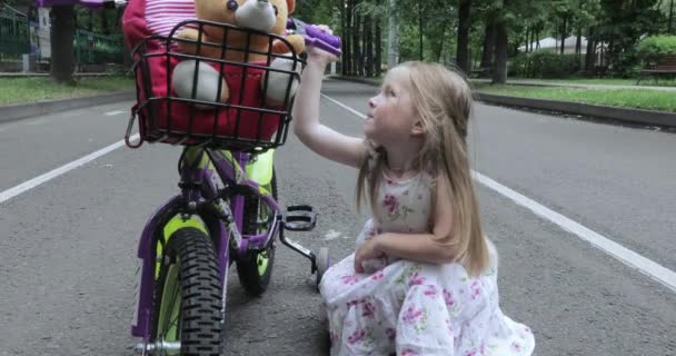 Menina criança reparos bicicleta — Vídeo de Stock