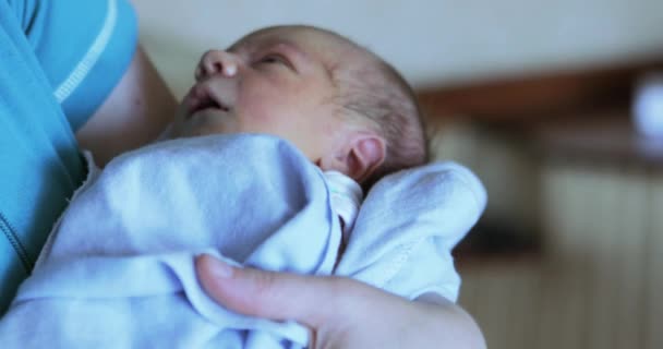 Balançando o bebê em seus braços — Vídeo de Stock