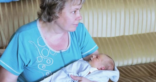 Ringató a babát a karját — Stock videók