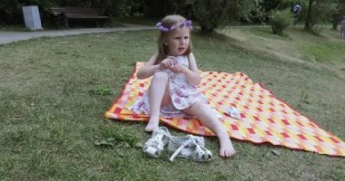 Kız çocuk üzerinde piknik