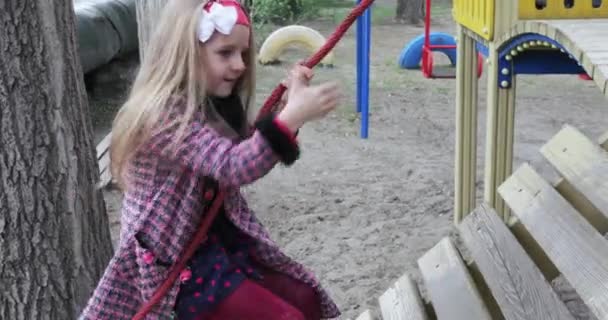 Menina criança no parque infantil — Vídeo de Stock