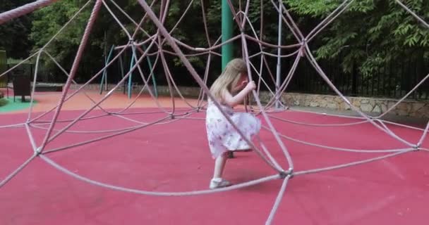 Fille enfant sur une attraction de corde — Video