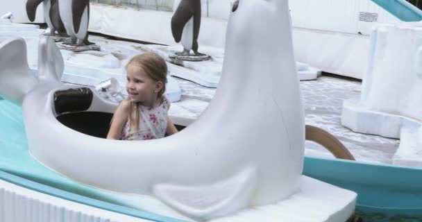 Fille enfant sur une attraction aquatique — Video