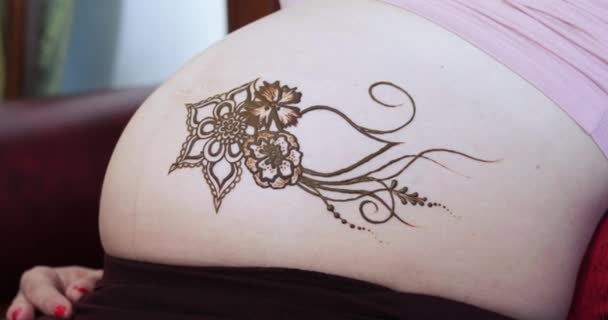 Drawing a mehendi on the stomach — Stock Video