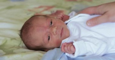 Bir bebek hapşırma