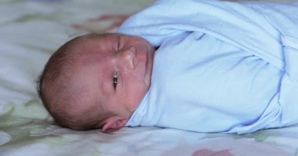 Vestir a un bebé — Vídeos de Stock