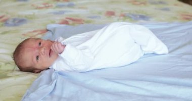 Bir bebek hapşırma