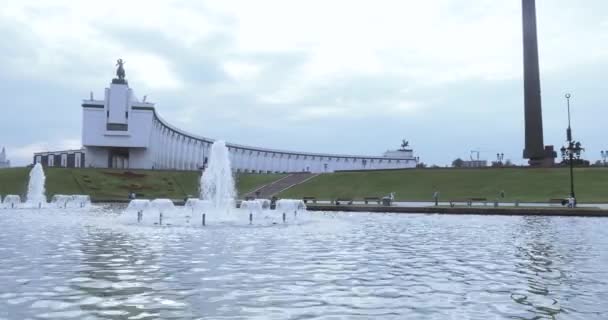 Fuente en Victory Park — Vídeo de stock