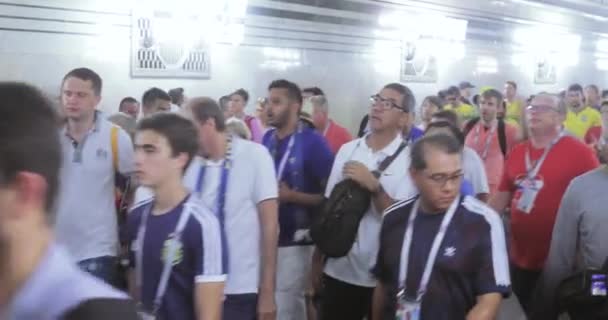 Футбольні вболівальники в метро — стокове відео