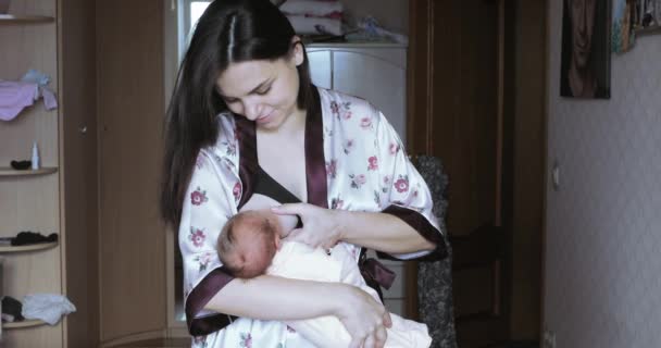 Bella donna sta dando da mangiare al bambino — Video Stock