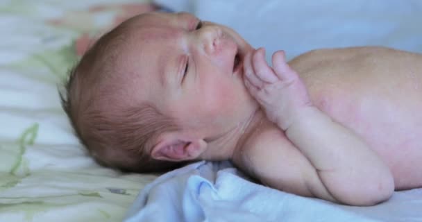 Ξαπλωμένη στο κρεβάτι φύλλο μωρό — Αρχείο Βίντεο