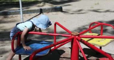Kız çocuk atlıkarınca üstünde