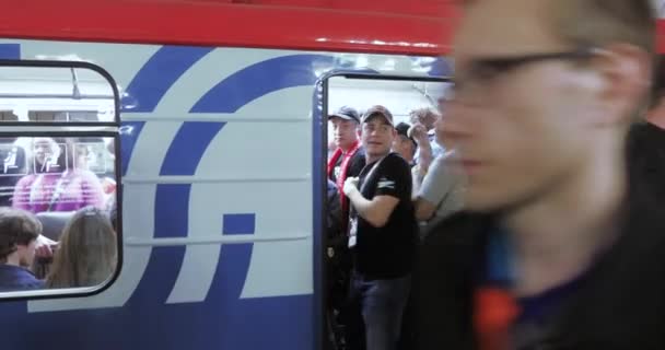 Футбольные фанаты в метро — стоковое видео