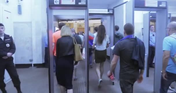 地铁中的足球迷 — 图库视频影像