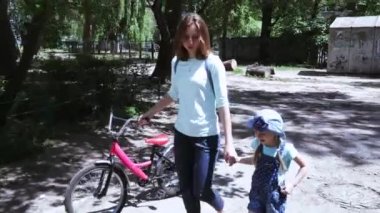 Anne ve çocuk bir bisiklet rulo