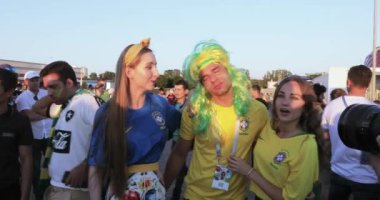 Gazeteci ve taraftarları arasında işleci