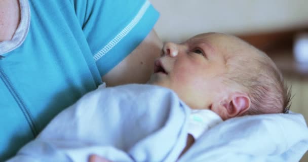 Het schommelen van de baby in haar armen — Stockvideo