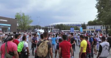 Animatör futbol hileler gösterir