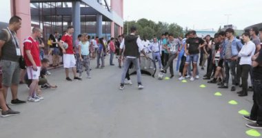 Animatör futbol hileler gösterir