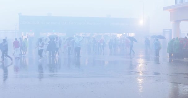 Los aficionados al fútbol bajo la ducha después de la finalización del estadio — Vídeo de stock