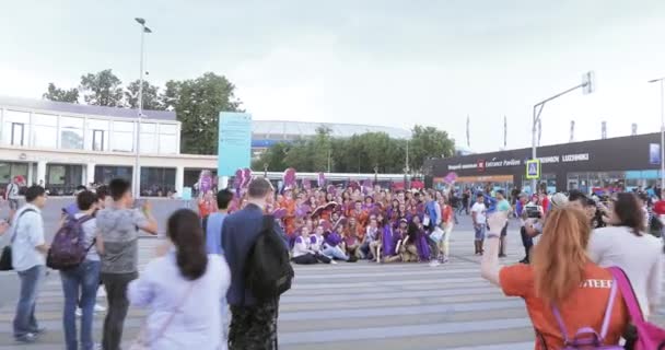 Gönüllü futbol önünde — Stok video