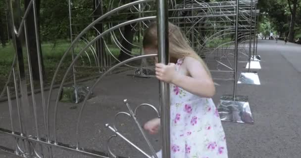 Девочка лезет на забор — стоковое видео