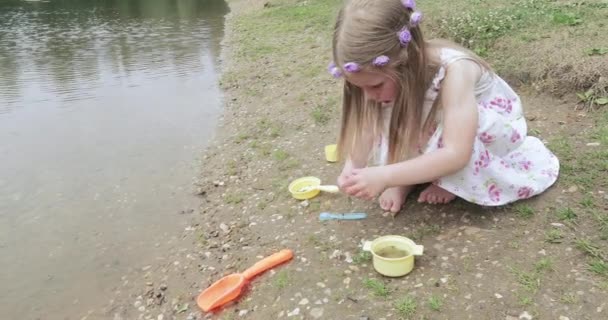 Ragazza bambina sulla riva di uno stagno — Video Stock