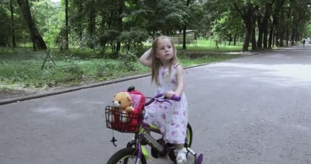 Aprender a andar en bicicleta — Vídeos de Stock