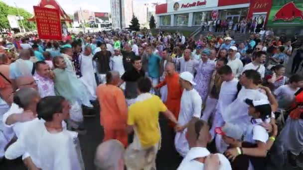 Ratha Yatra in stad van Dnepr — Stockvideo