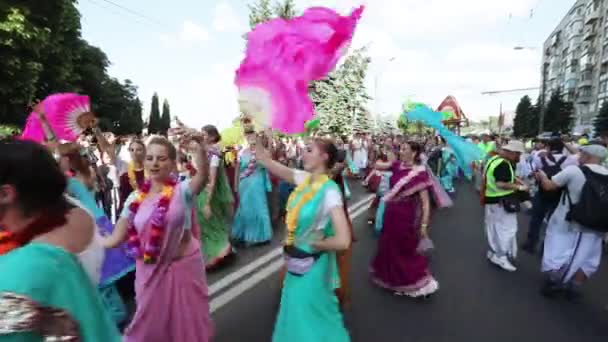 Ratha Yatra v městě Dnepr — Stock video