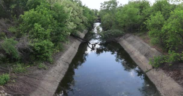 Kanal zur Einleitung von Abwasser — Stockvideo