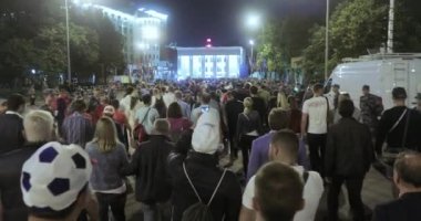 Metroda yürüyen futbol taraftarları