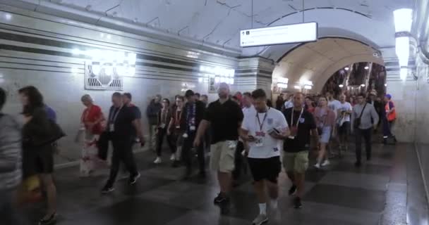 地铁中的足球迷 — 图库视频影像