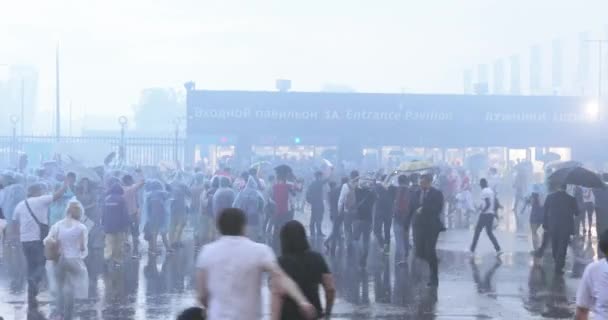 Los aficionados al fútbol bajo la ducha después de la finalización del estadio — Vídeo de stock