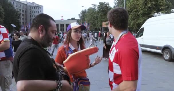 Voluntarios frente al fútbol — Vídeos de Stock