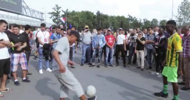 Animatör futbol hileler gösterir