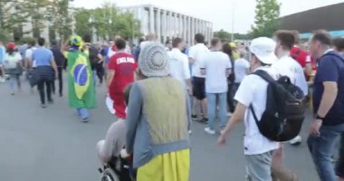 Engelli fan ve eşlik eden insanlar