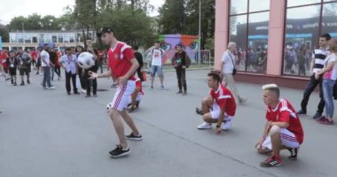 Animatör futbol hileler gösterir