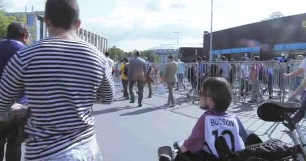 Behinderte Fans und Begleitpersonen — Stockvideo