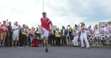 Animatör futbol hileler gösterir