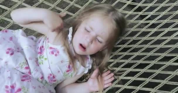 Girl child in a hammock — Stock Video